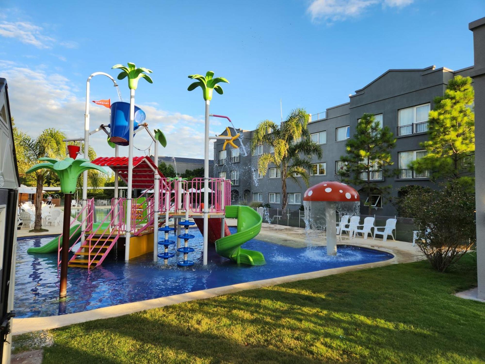Howard Johnson Hotel & Resort Funes Kültér fotó