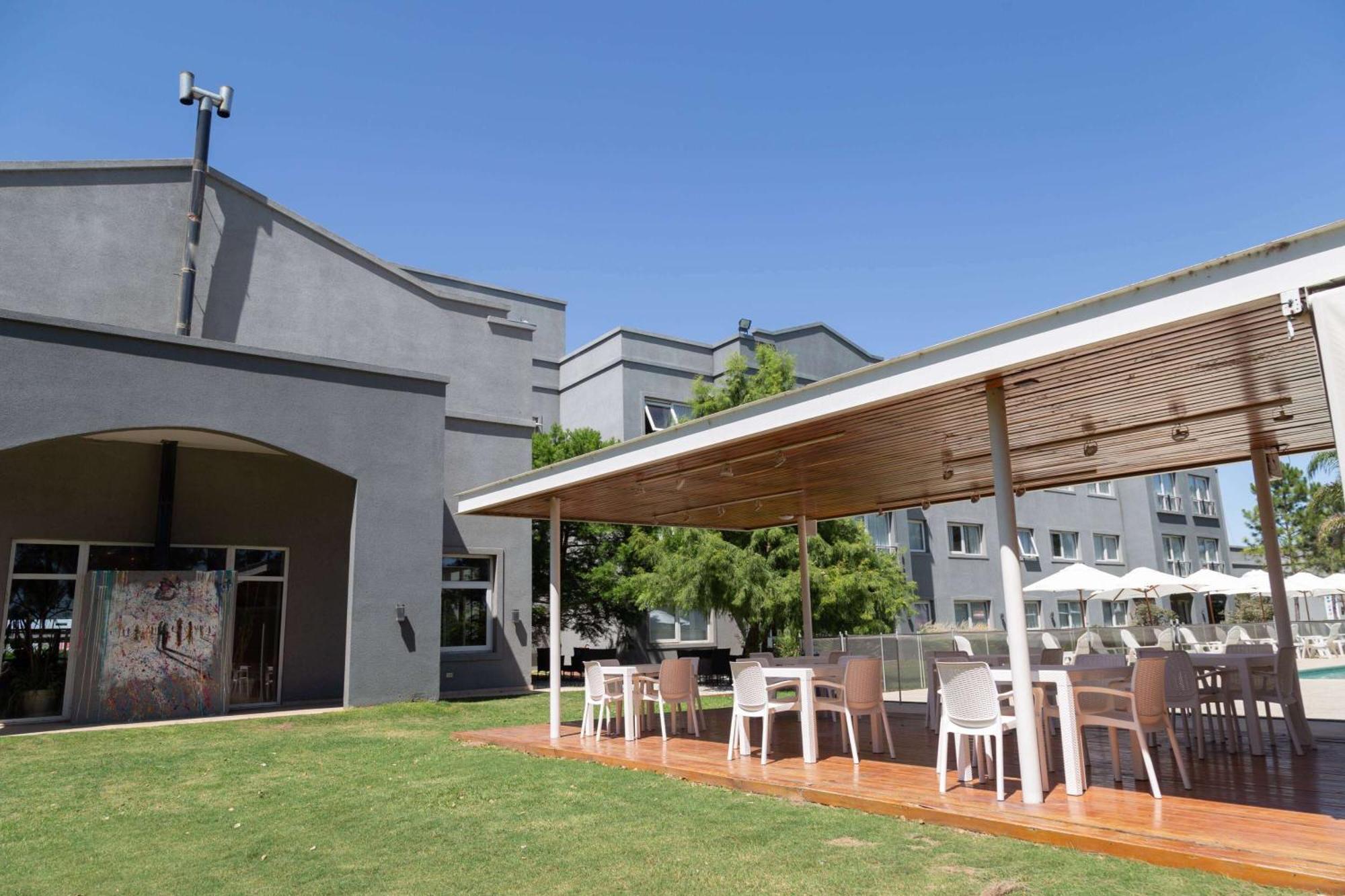 Howard Johnson Hotel & Resort Funes Kültér fotó