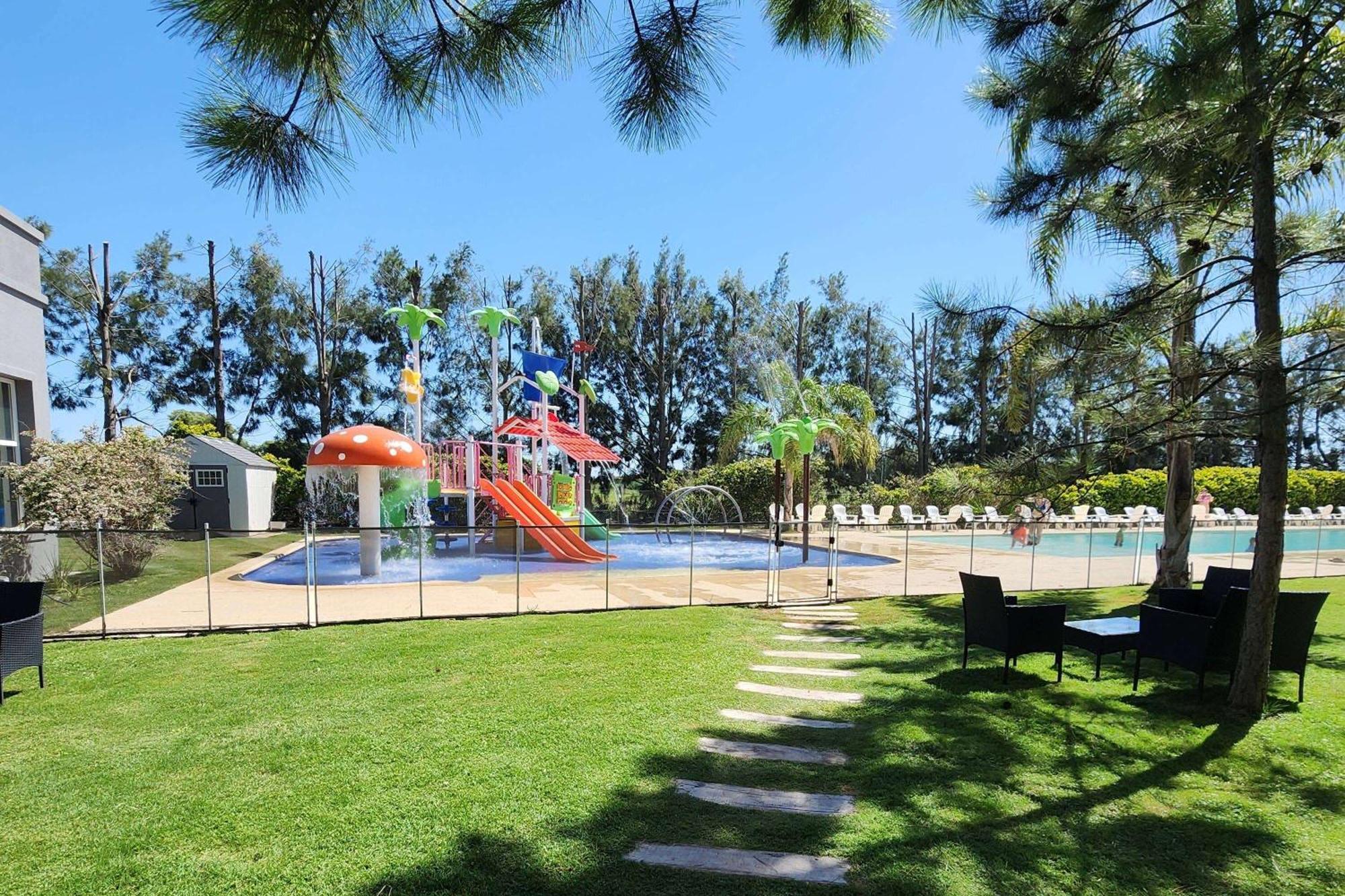 Howard Johnson Hotel & Resort Funes Kültér fotó
