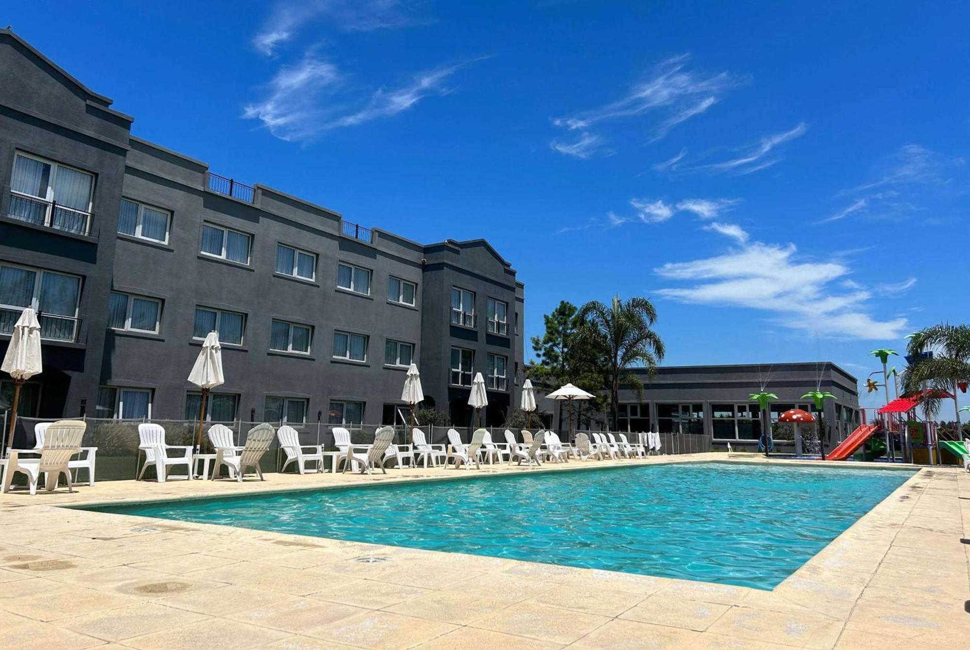 Howard Johnson Hotel & Resort Funes Kültér fotó
