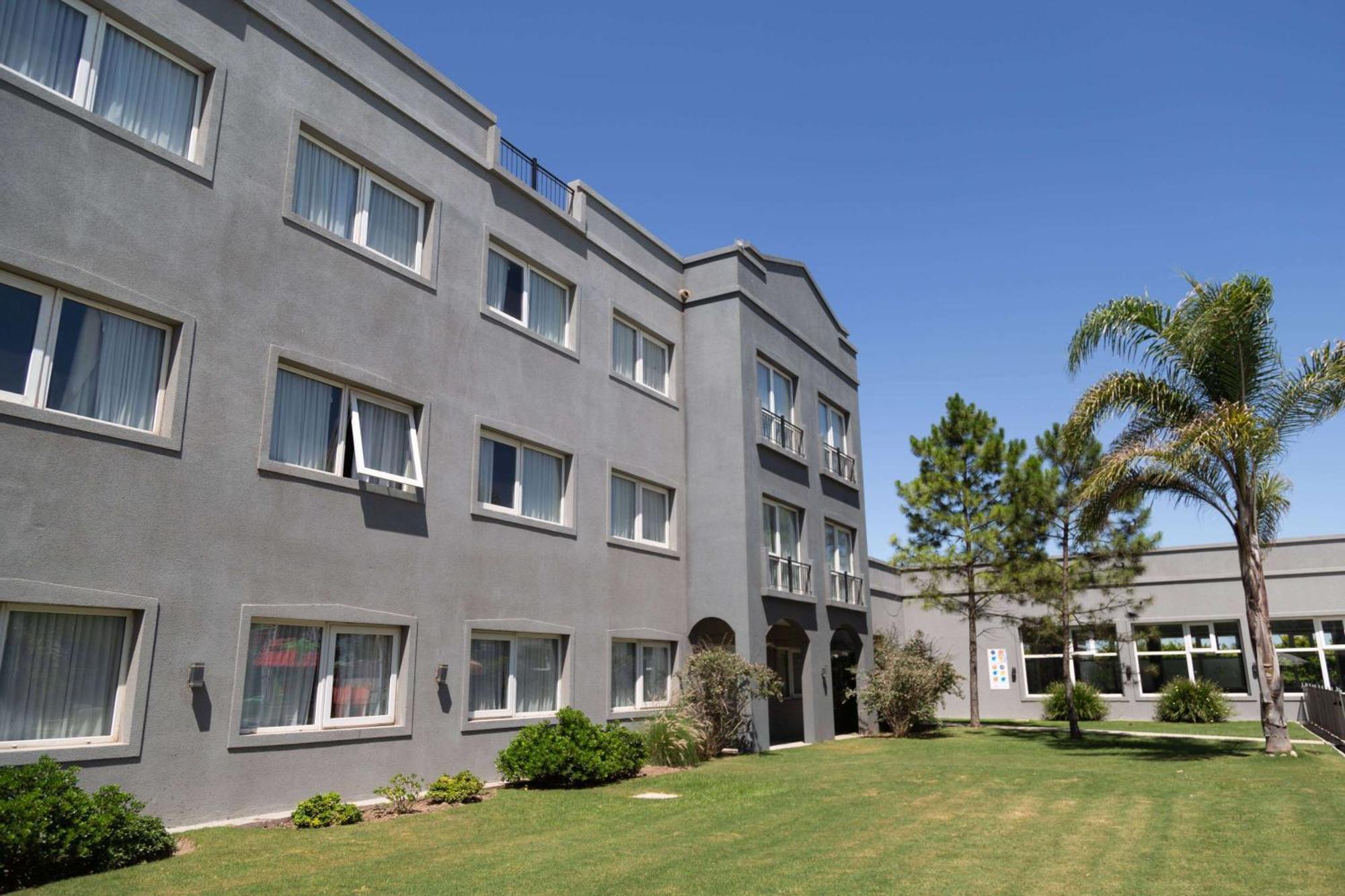 Howard Johnson Hotel & Resort Funes Kültér fotó